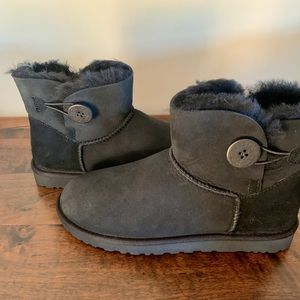 UGG Mini Bailey NWT size 9 boots